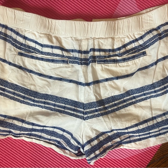 🌻3/$15 Loft shorts size M white with blue embroidery - Picture 2 of 3